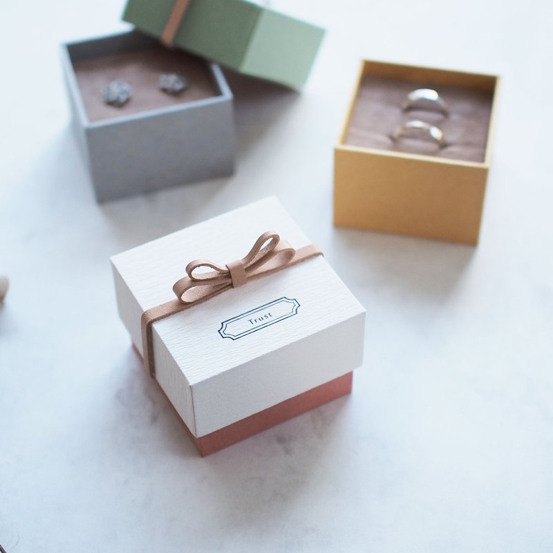 Engravable/Trust White) 55x55mm Butterfly ribbon Convey your feelings Genuine leather gift box - 包装材料 - 纸 黑色