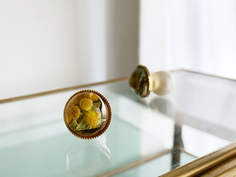 2WAY A single earring with a mimosa that has the flower lover of gratitude and compassion - 耳环/耳夹 - 树脂 黄色