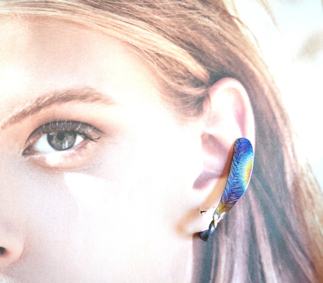 Titanium ear cuff・装饰羽毛钛金属耳骨夹・左48mmB - 耳环/耳夹 - 其他金属 蓝色