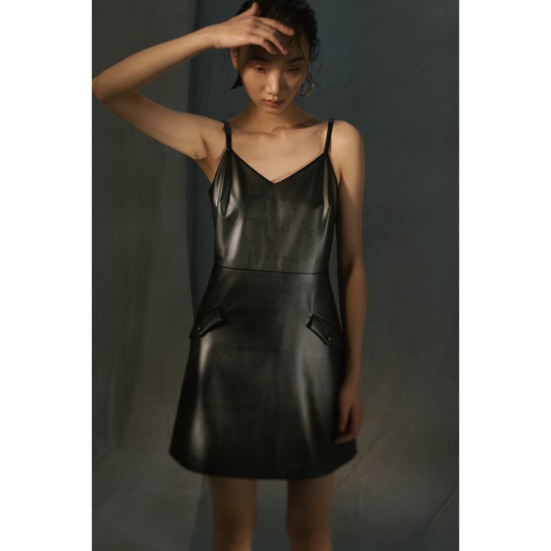 细肩带背心皮革短洋装 /深邃黑 - 洋装/连衣裙 - 其他材质 黑色