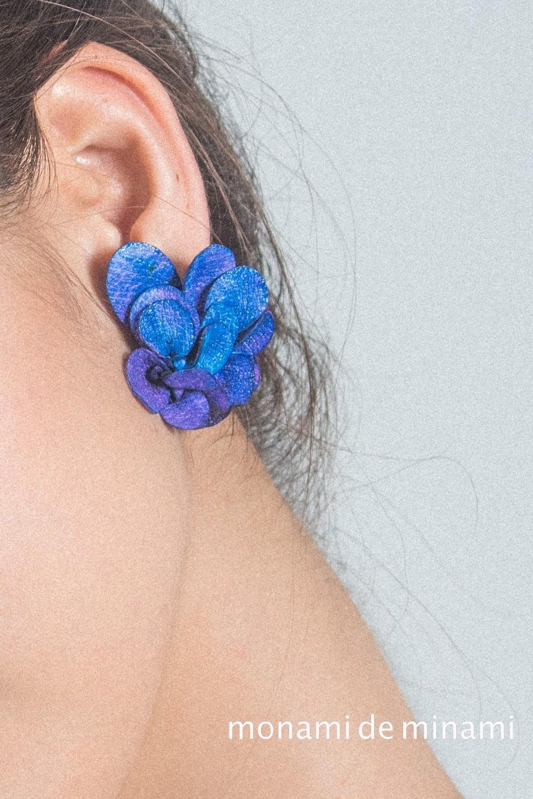Flower in the rain Leather earrings or earrings - 耳环/耳夹 - 真皮 蓝色