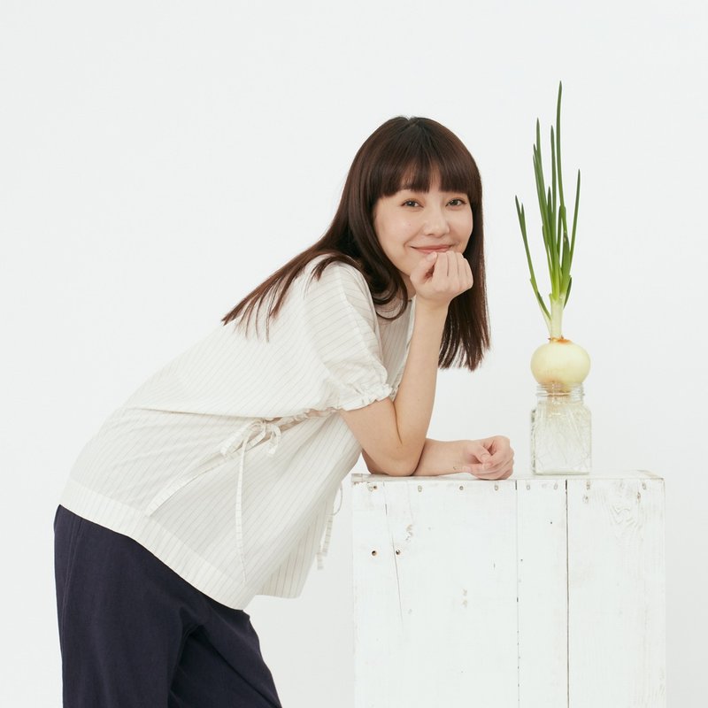 Grace純棉袖口抽繩簡約上衣/白條 - 女装上衣 - 棉．麻 白色