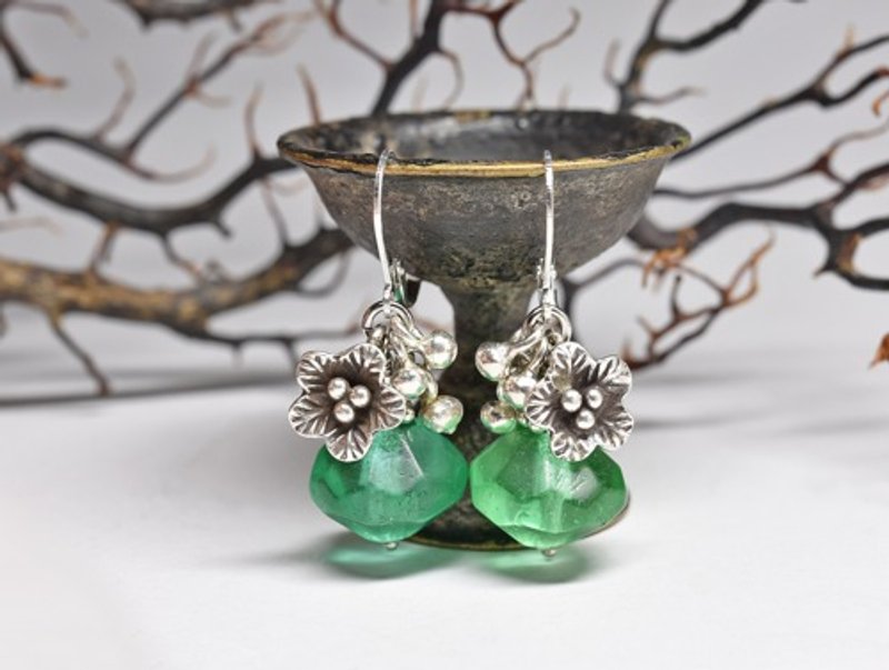 Antique uranium glass and curren Silver flowers and fluffy charm earrings - 耳环/耳夹 - 玻璃 