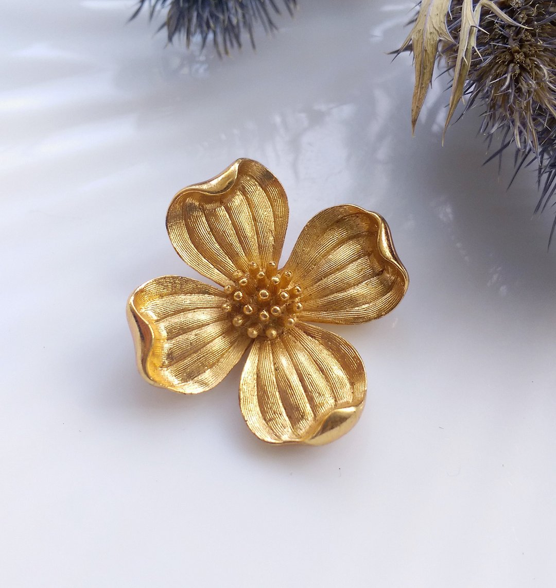 西洋古董饰品。 TRIFARI 金属刷纹 四照花 别针 - 徽章/别针 - 其他金属 金色