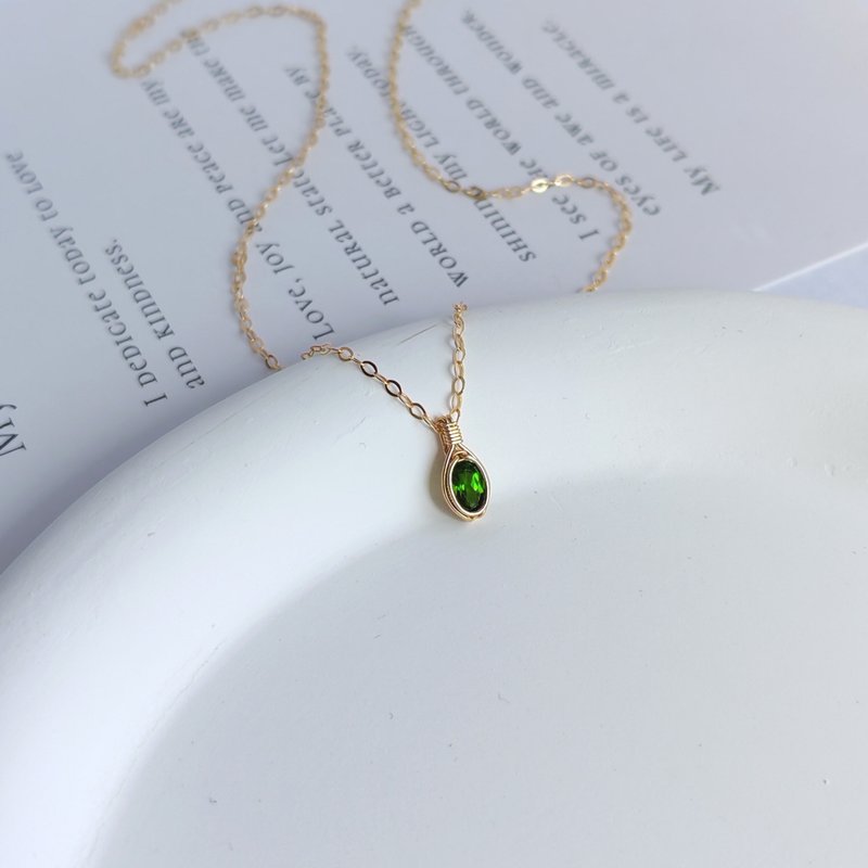 小顆透輝石吊墜 绿色天然石吊墜鎖骨鏈 14KGF手工鑲嵌精緻感項鍊 - 项链 - 半宝石 