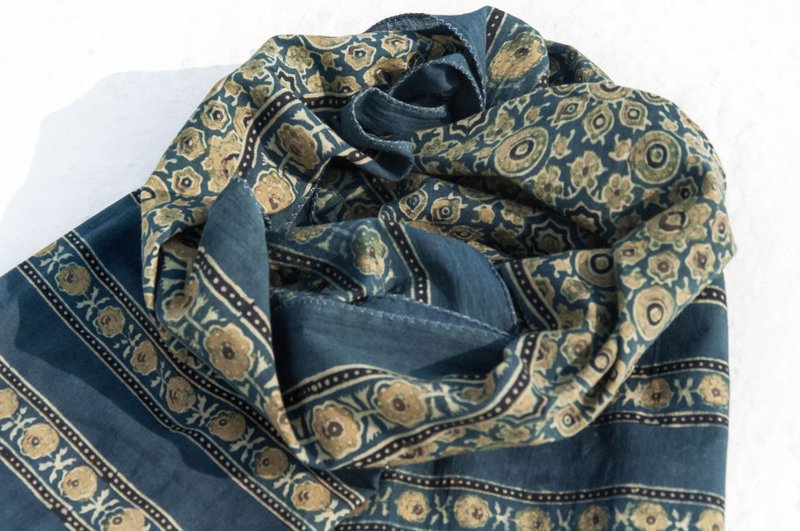 手织纯绵丝巾 手工木刻印植物染围巾 蓝染棉丝巾-蓝色地中海花朵 - 围巾/披肩 - 棉．麻 蓝色