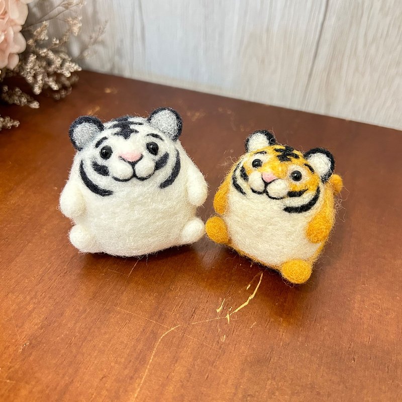 圆滚滚小老虎  小白虎  羊毛毡娃娃 疗愈 送礼 - 胸针 - 羊毛 橘色