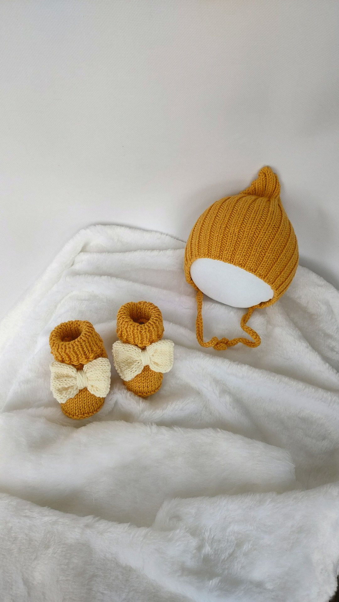These cute merino wool baby booties and baby hat is beautifu - 满月礼盒 - 亚麻 卡其色