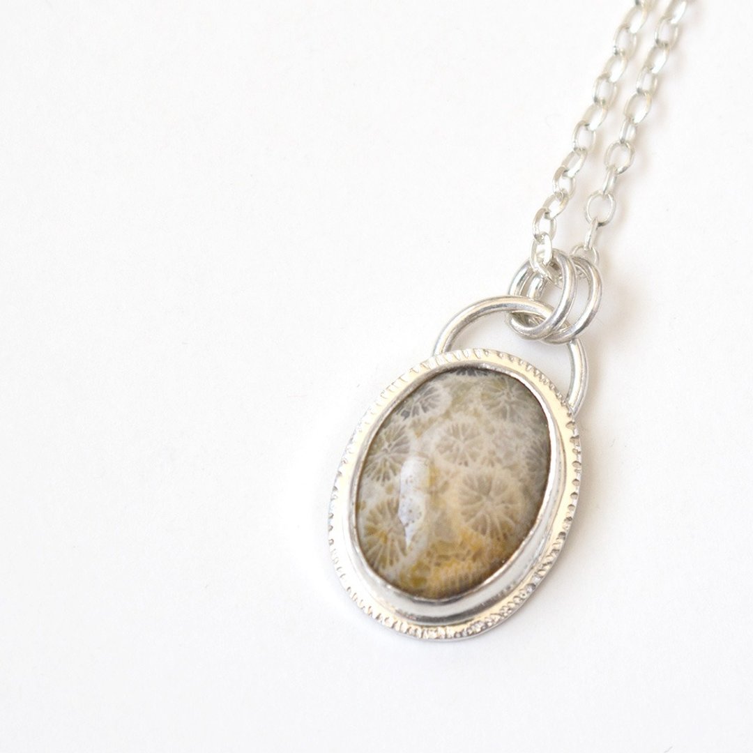 菊花玉 (珊瑚玉) 纯银墬 Fossil coral silver pendant - 项链 - 宝石 卡其色