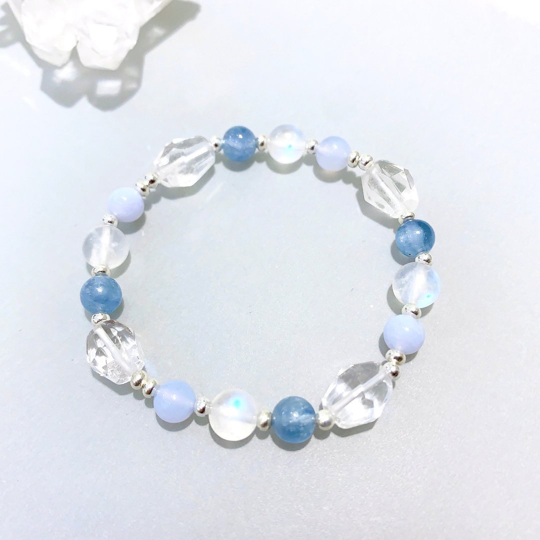 Ops Kyanite bracelet - 蓝晶石/蓝纹玛瑙/月光石/海水蓝宝/纯银 - 手链/手环 - 其他金属 蓝色