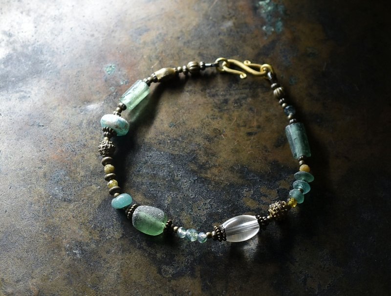 大地色调罗马古玻璃与古董波希米亚珠、出土珠、圆珠黄铜、苔玛瑙、拉长石手链 - 手链/手环 - 玻璃 绿色