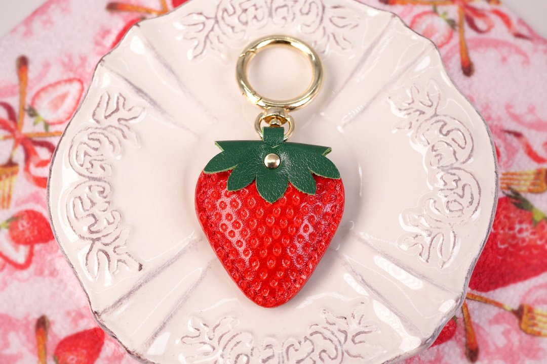 Strawberry key chain with calyx made of genuine leather - 钥匙链/钥匙包 - 真皮 红色