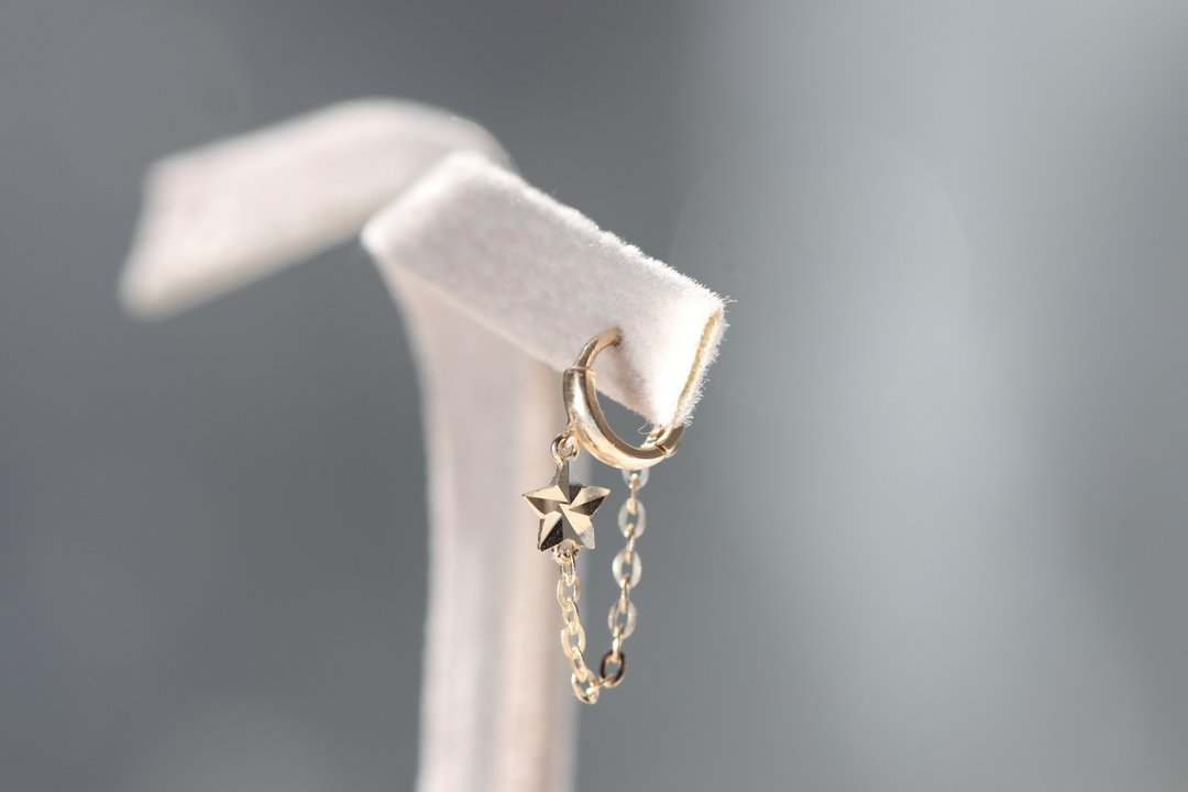 纯14K Star Chain Earring 星星坠链耳扣耳环 (单个) - 耳环/耳夹 - 贵金属 金色