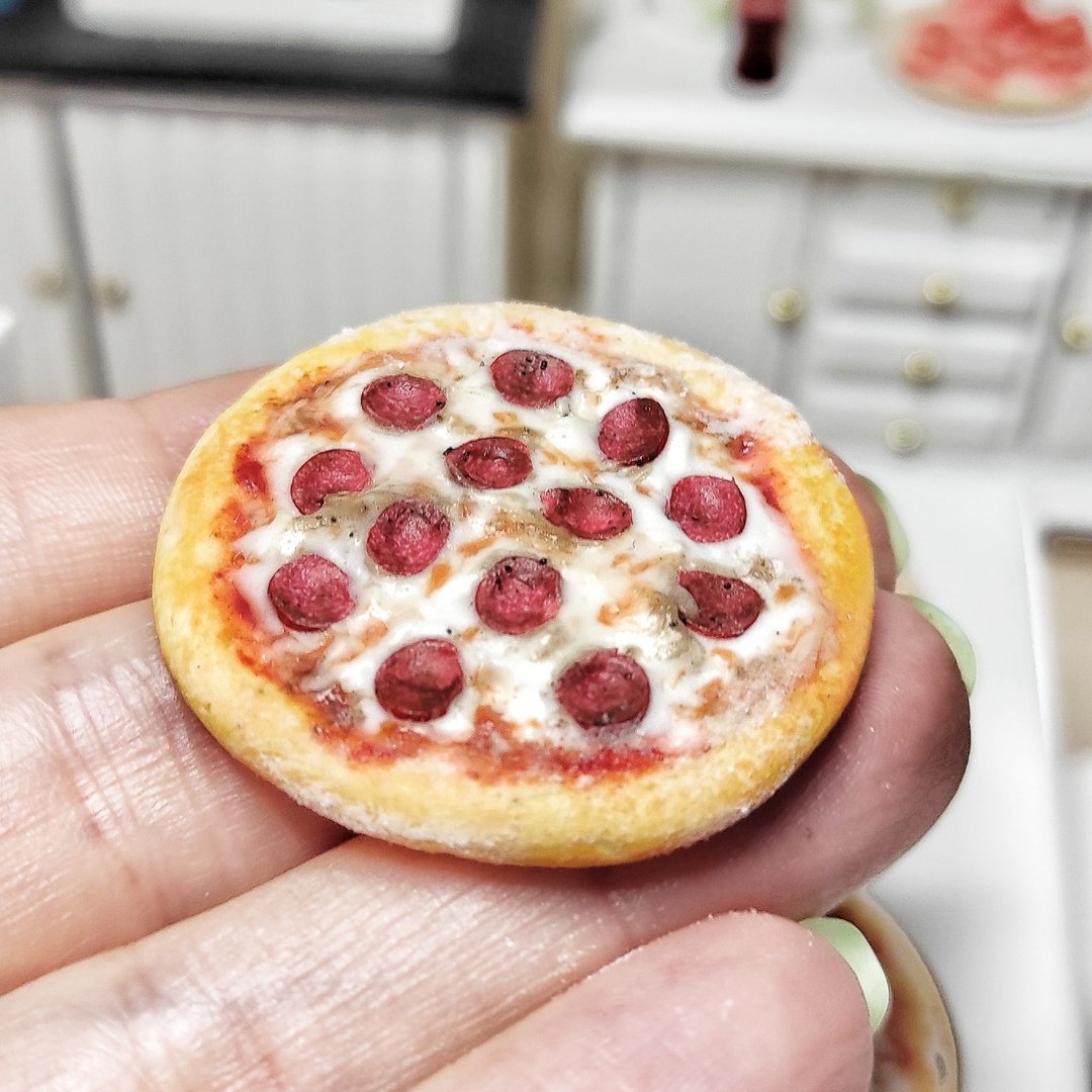 Miniature pizza, fast food for dolls, food size 1 12, scale 1 6, baby gift - 玩具/玩偶 - 粘土 