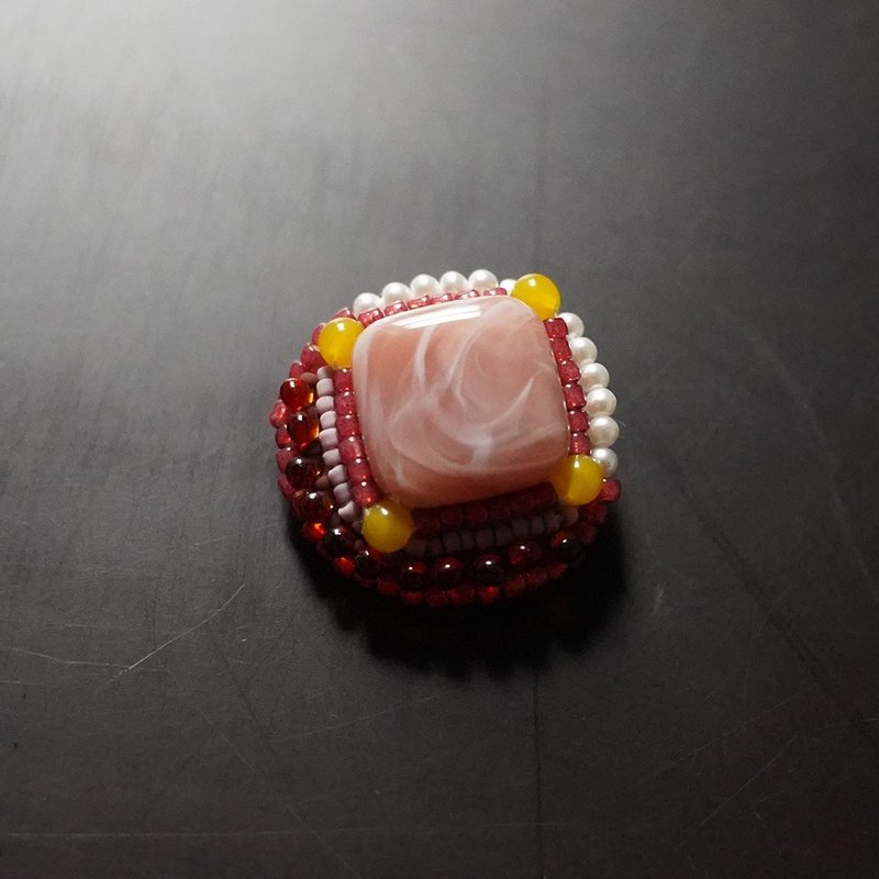 Very light talkative brooch 32 Bead embroidery brooch multicolor - 胸针 - 塑料 粉红色