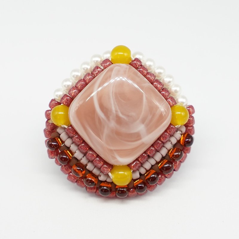 Very light talkative brooch 32 Bead embroidery brooch multicolor - 胸针 - 塑料 粉红色