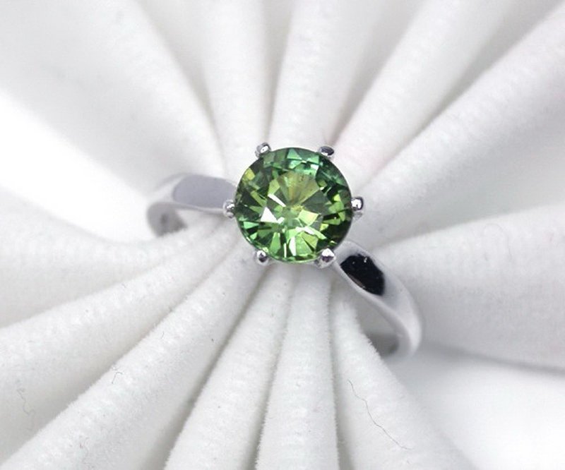 8mm 硬质绿宝石纯银戒指，婚戒或生日戒 - 戒指 - 纯银 绿色