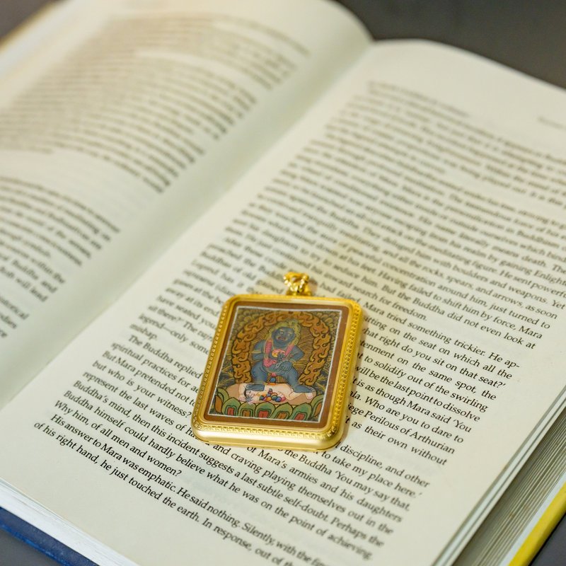 赞巴拉手工唐卡吊坠 – 财富与繁荣的神圣护身符 - 吊饰 - 其他材质 多色