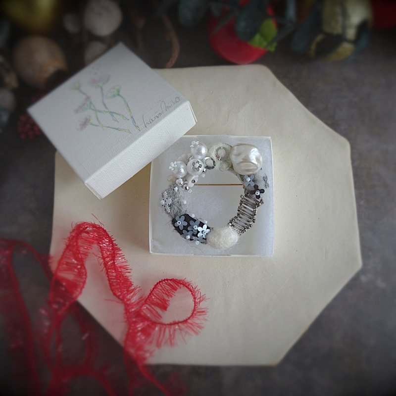 丰盛珠饰与羊毛刺绣圣诞圆环胸针 (赠送装饰用细绳) - 胸针 - 绣线 白色