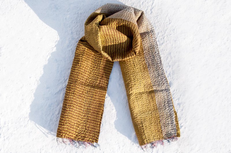 情人节礼物 生日礼物 母亲节礼物 限量一件 手缝纱丽布丝巾 / 刺绣丝巾 / 丝绸刺绣围巾 / 手缝纱丽线丝巾 / 印度丝绸刺绣围巾 - 徜徉在黄色阳光简约条纹 - 丝巾 - 丝．绢 黄色