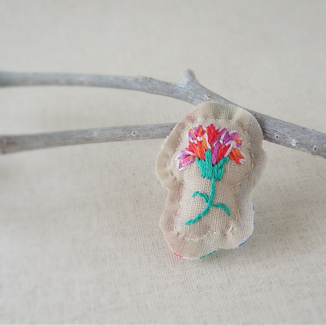 Hand embroidery broach carnation pink mix (order-receiving) - 胸针 - 绣线 粉红色