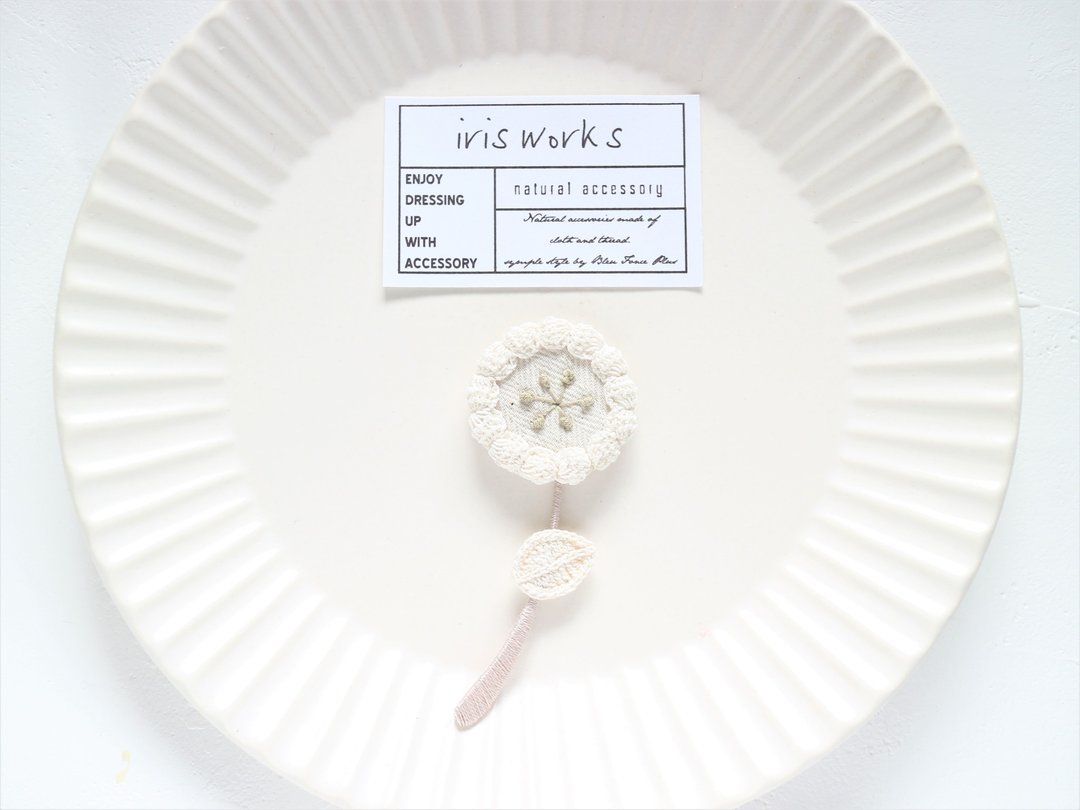 Flower brooch sizeM/Round/Ivory x Off-white - 胸针 - 塑料 白色