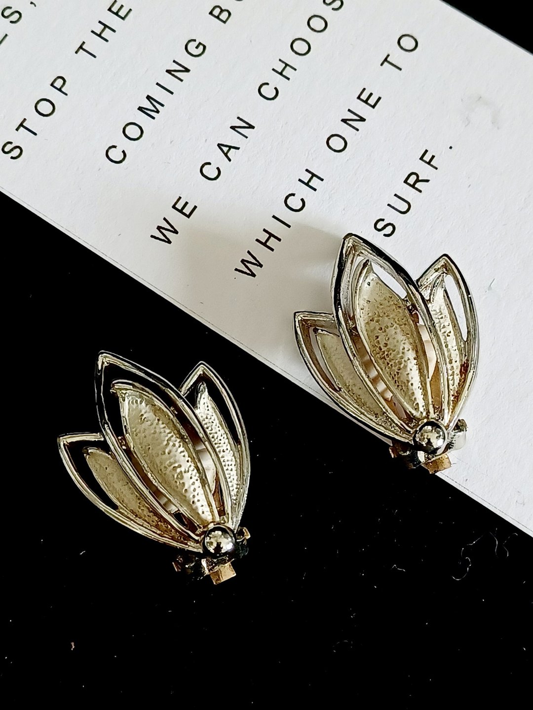 vintage jewelry  Sarah cov  优雅金色珐琅花卉 夹式耳环 - 耳环/耳夹 - 其他金属 