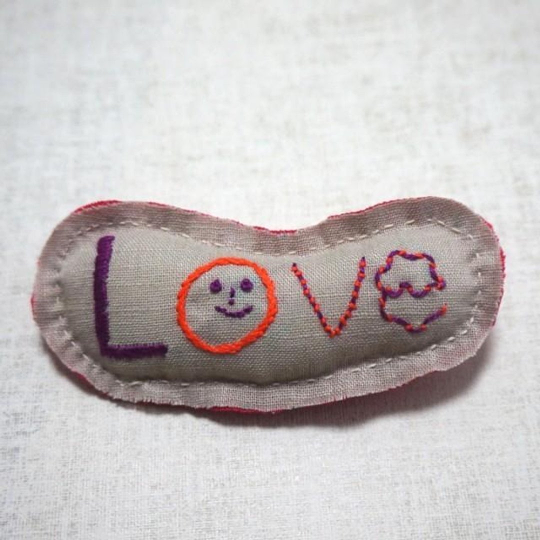 手绣胸针 LOVE - 胸针 - 绣线 卡其色