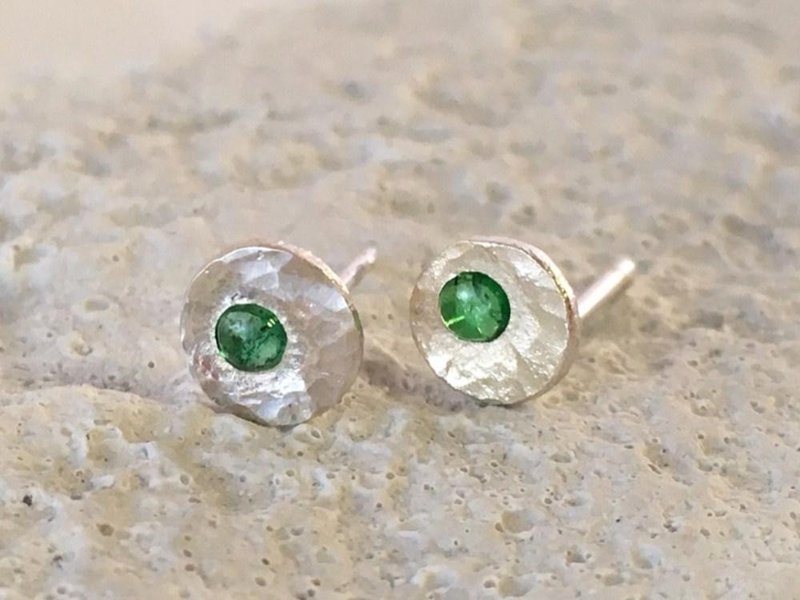 Full moon earrings ◇ Emerald ◇ SV studs - 耳环/耳夹 - 其他金属 银色