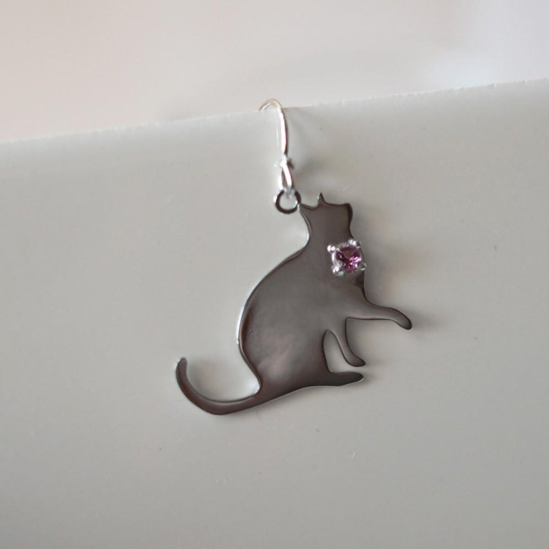 One-eared cat silhouette earrings (begging cat) Tanzanite, pink tourmaline, aquamarine - 耳环/耳夹 - 宝石 银色