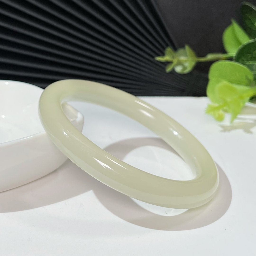 碳酸盐玉手镯55MM 温润青黄圆条玉手环 玉质光泽细腻 上手显肤色 - 手链/手环 - 玉石 