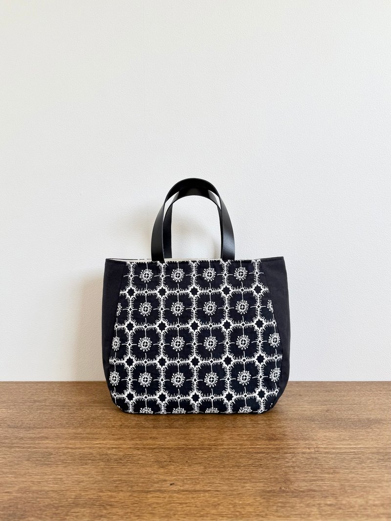 手工圆弧托特包 采用 mina perhonen anemone 刺绣布料 - 手提包/手提袋 - 棉．麻 黑色