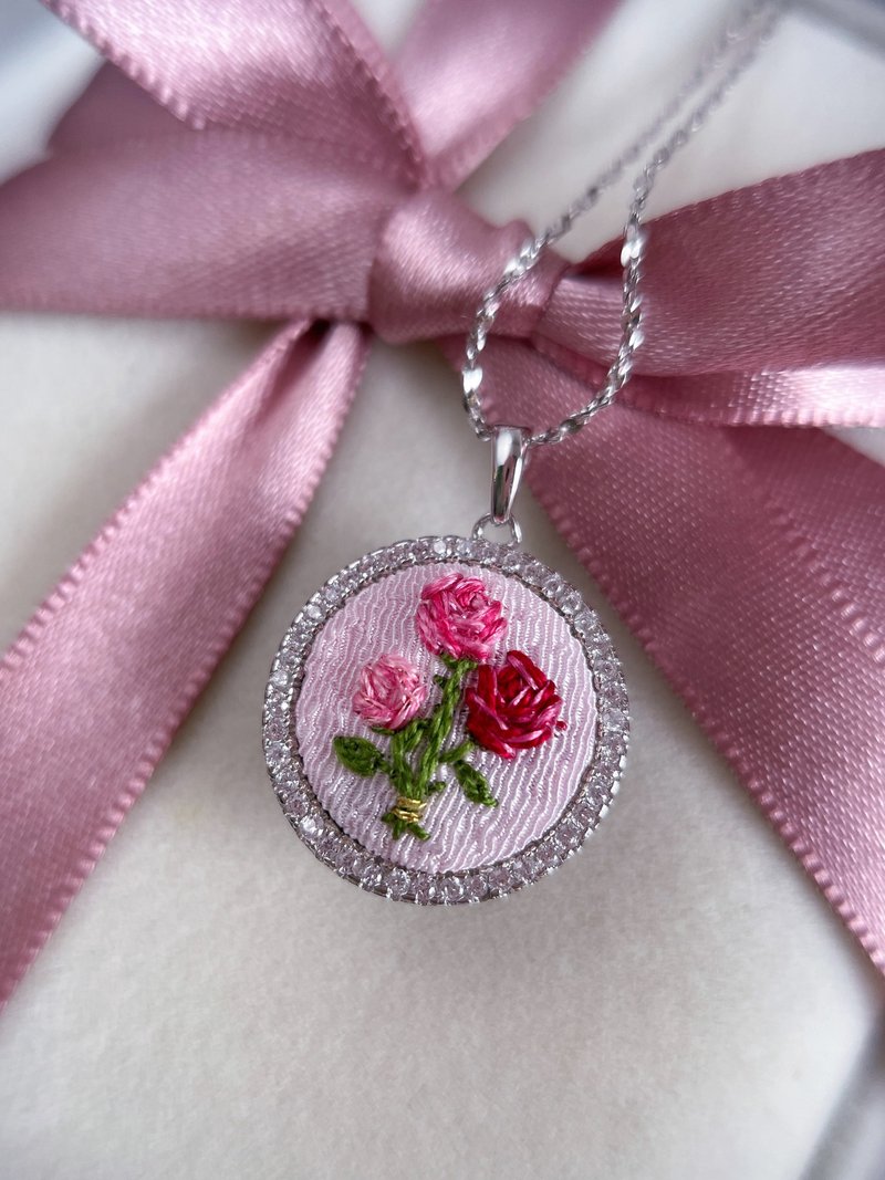 Bouquet of roses 玫瑰花束刺绣纯银项链 - 项链 - 纯银 粉红色