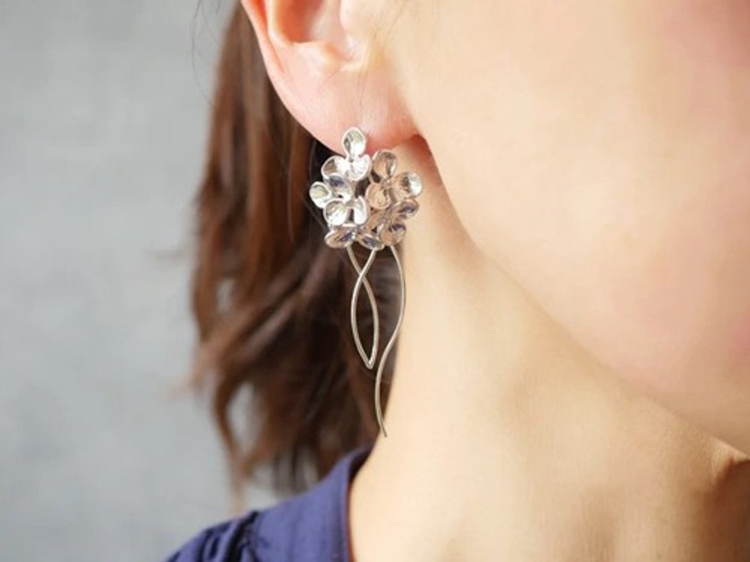 Bouquet earrings (one ear) Silver hydrangea - 耳环/耳夹 - 宝石 