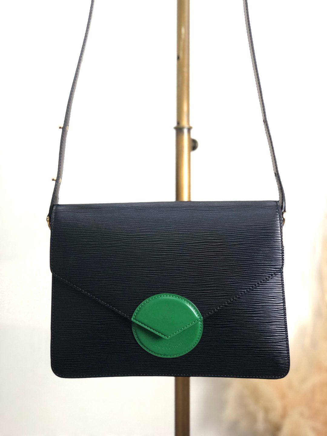 【 日本直送 名牌中古包 】LOUIS VUITTON 路易威登 Epi 系列 肩背包 黑色 Logo 皮革 M52444 Ouch n47xvj - 侧背包/斜挎包 - 真皮 黑色