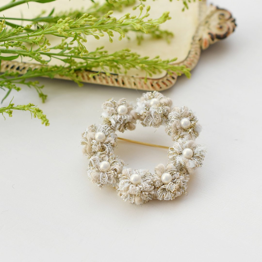 Small flower wreath brooch/Silver beige - 胸针 - 其他材质 白色