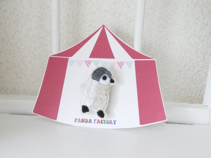 Embroidered brooch baby penguins - 胸针 - 棉．麻 灰色