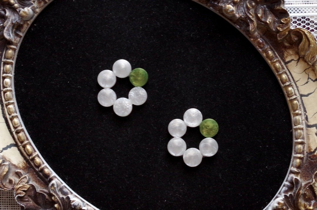 树脂艺术 串连圆形耳环・柳叶 - 耳环/耳夹 - 其他材质 绿色