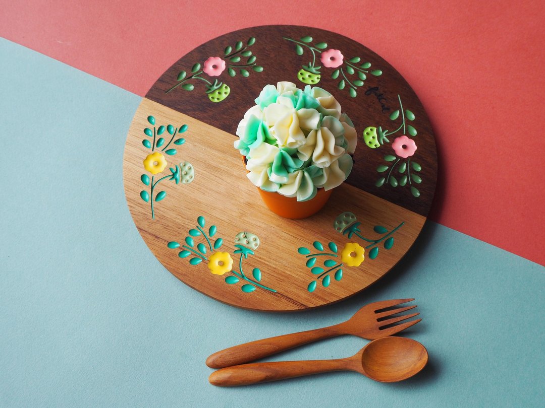 HYBRID Strawberry Party Teak Plate (Pastel Mix) - 浅碟/小碟子 - 木头 咖啡色