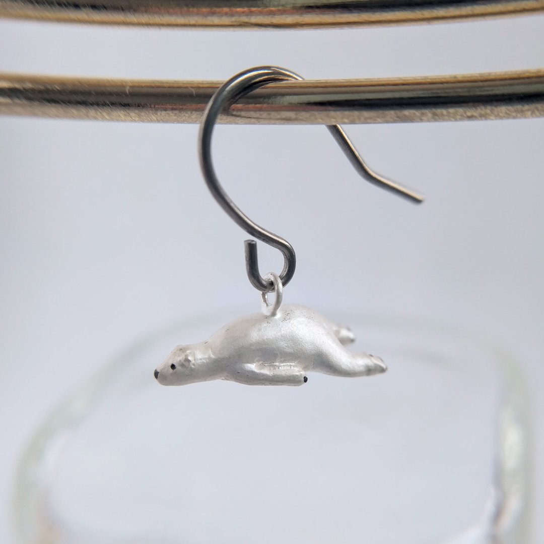 [Titanium Hook Earrings] Sleeping Polar Bear Silver925 - 耳环/耳夹 - 纯银 白色