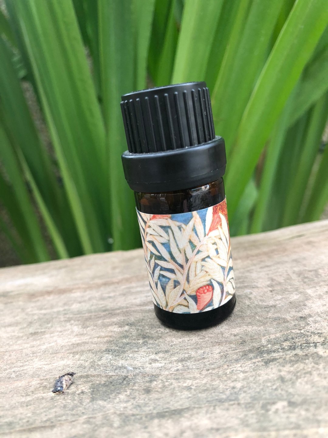 黄玉兰岩兰草精油 - 香薰/精油/线香 - 精油 金色