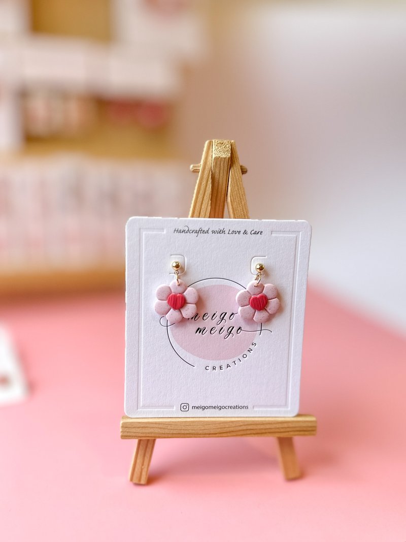 • 手工软陶耳环 • 爱心小花 两色可选 (可换耳夹) - 耳环/耳夹 - 陶 粉红色