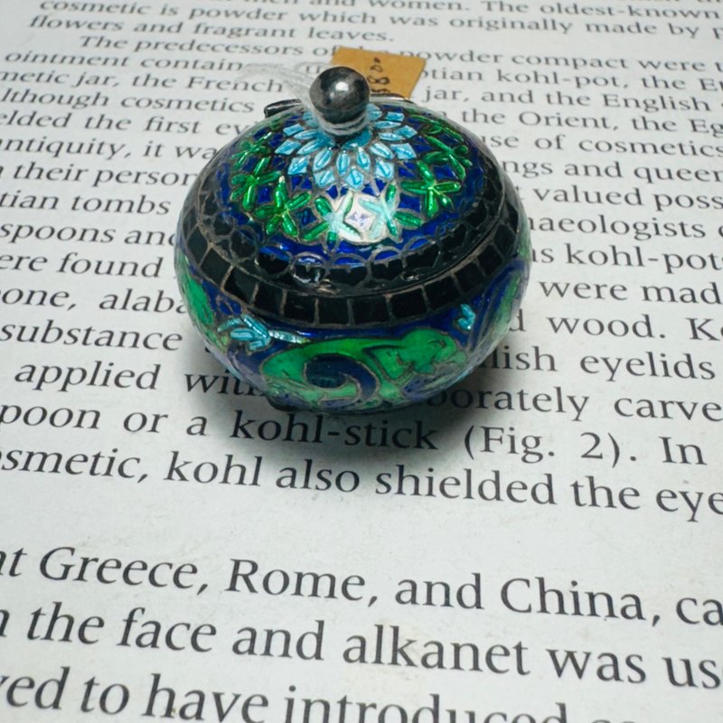 八零年代印度银胎斩刻纹饰填烧珐琅 三足小圆银盒 - 其他 - 其他金属 