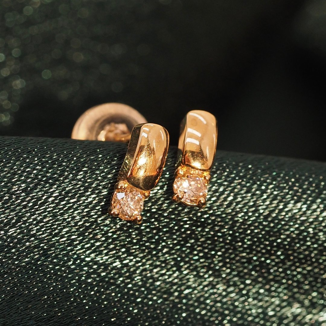 18K金钻石描边耳环18K Gold The Diamond Stroke Earrings - 耳环/耳夹 - 贵金属 