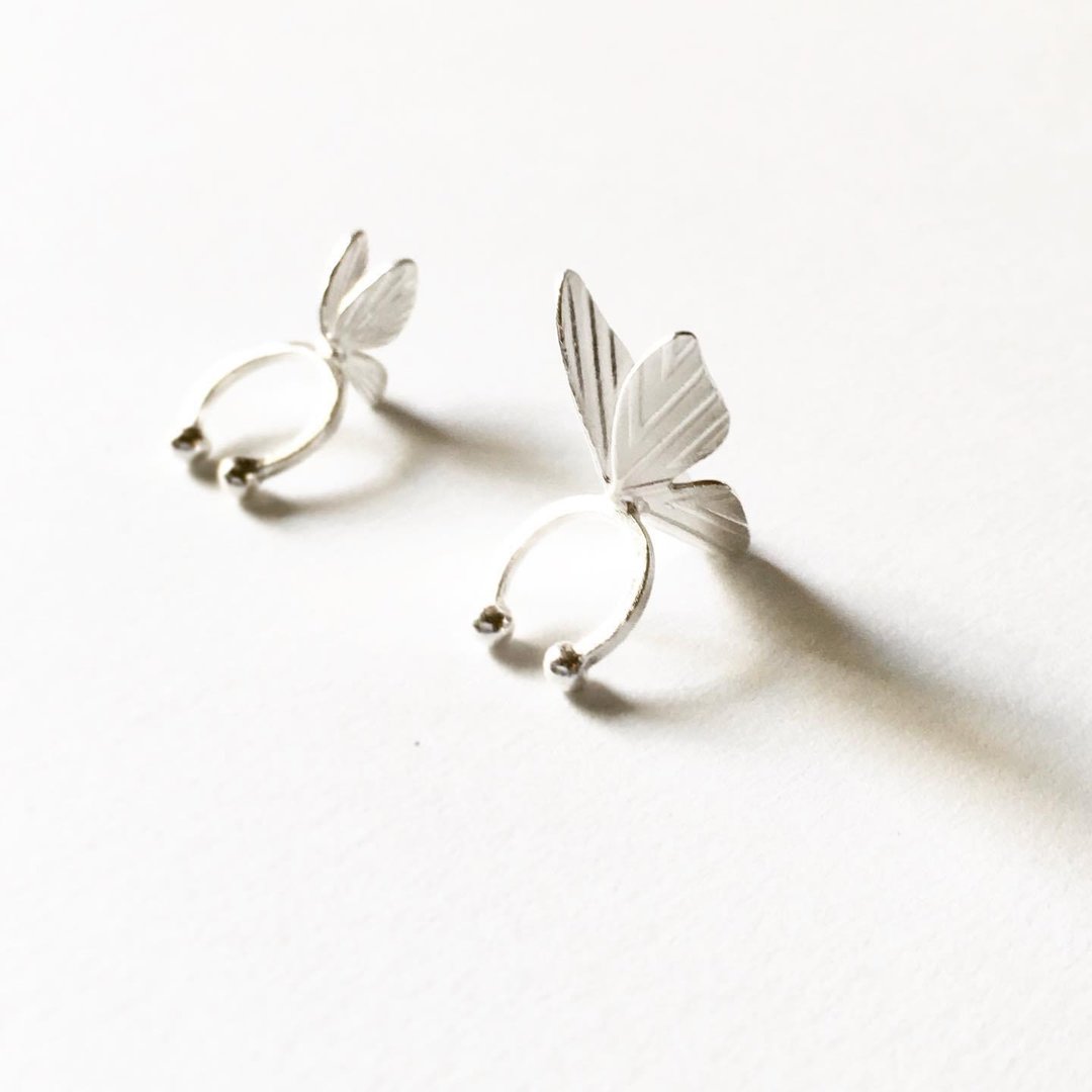 Tiny Butterfly kiss - 耳环/耳夹 - 其他金属 银色