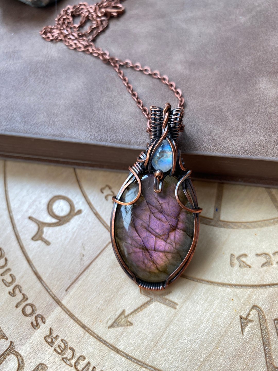 WW89 全手工编织 绕铜线 复古做旧 wire wrap 紫拉长石月光石吊咀 - 项链 - 铜/黄铜 咖啡色