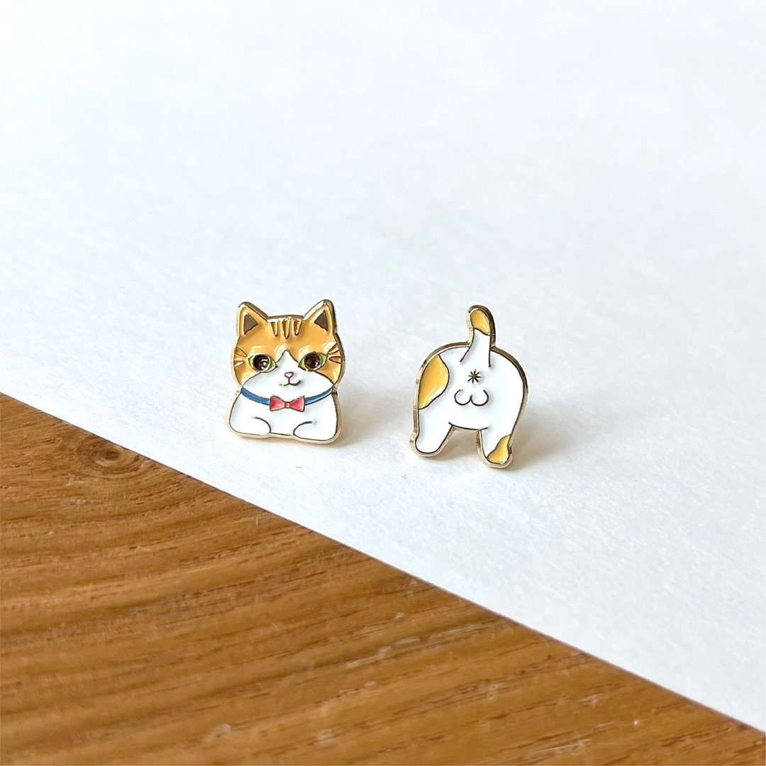 Meow - 啡白色绅士猫折手手和猫屁屁耳环 - 耳环/耳夹 - 珐琅 卡其色