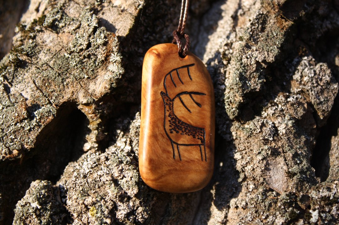 Pendant birh burl wood Spirit of deer Sacred deer talisman light Purity Renewal - 项链 - 木头 