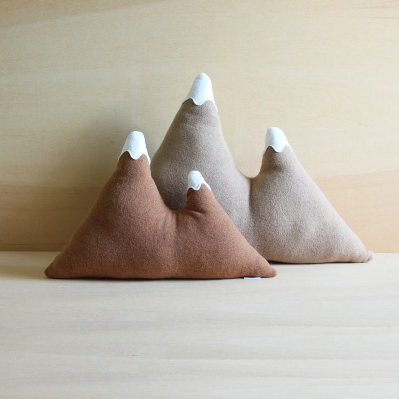 交换礼物手作暖心｜山山抱枕 ( S ) - 枕头/抱枕 - 纸 卡其色