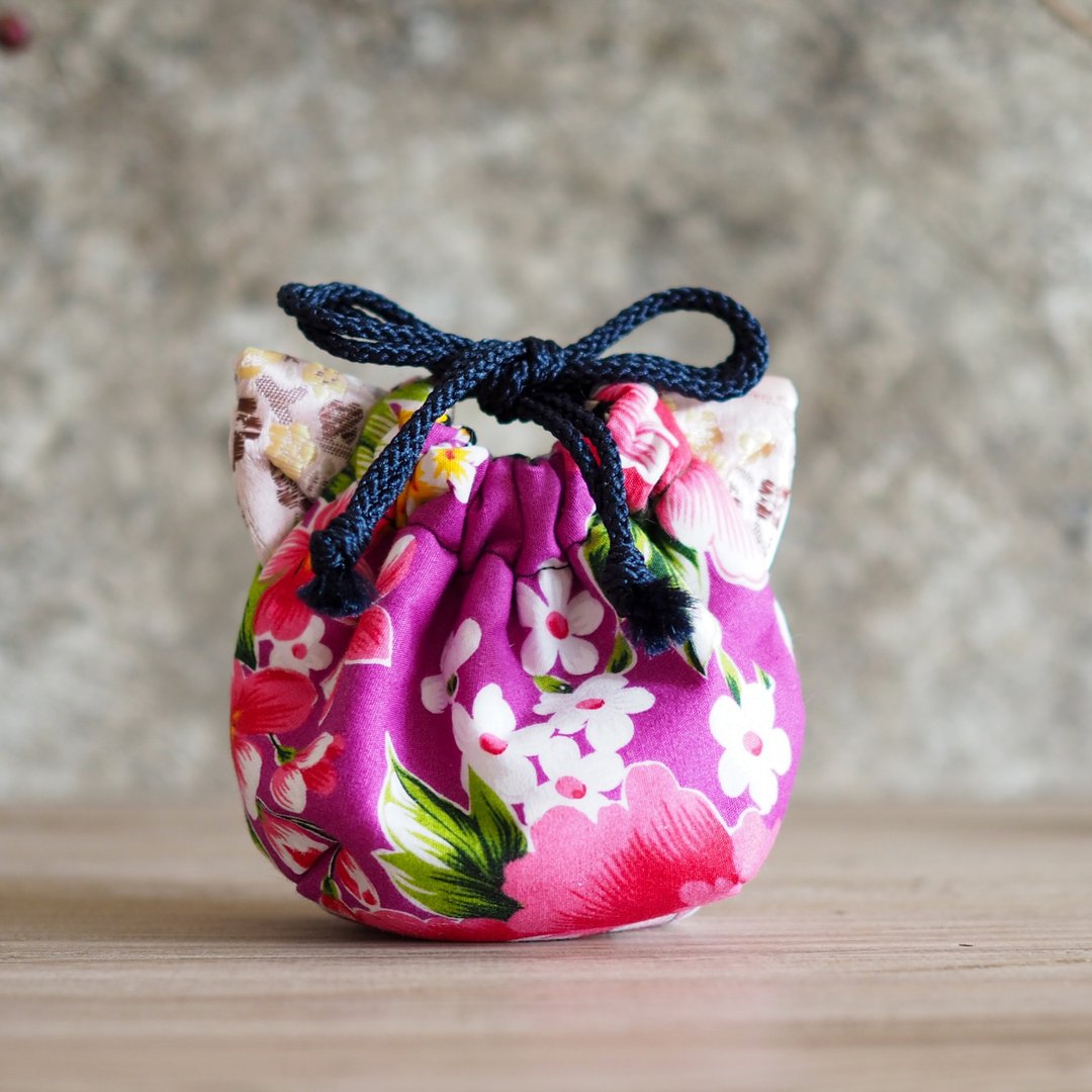 Cat-shaped Taiwanese flower lover pattern x silk fabric mini drawstring pouch (one piece work) - 化妆包/杂物包 - 棉 紫色